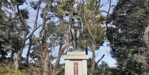 成年式発祥の地記念像